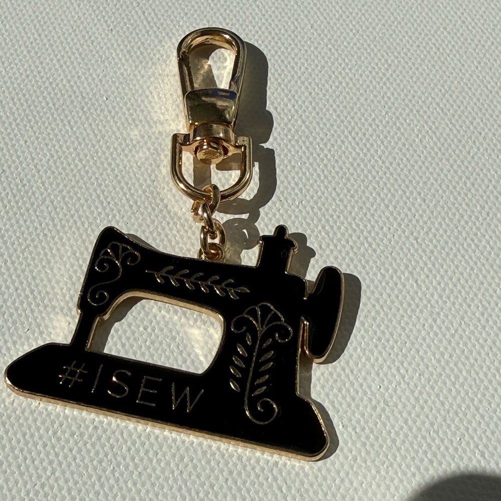 Elegant Black and Gold Sewing Machine Keychain - Picture 6 of 7